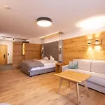 Hotell Mittagskogel Pitztal 4*