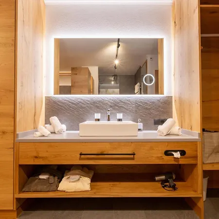 酒店 Mittagskogel Pitztal